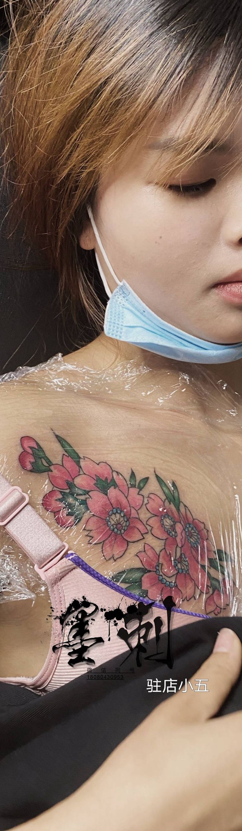 樱花纹身图片_胸部纹身图案