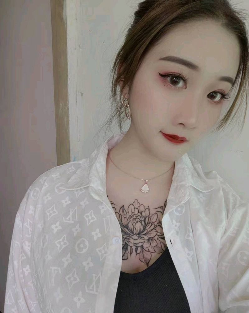 胸花纹身图片_胸部线条纹身图案