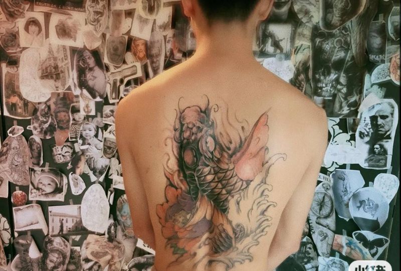 鲤鱼小满背纹身图片_背部新传统纹身图案