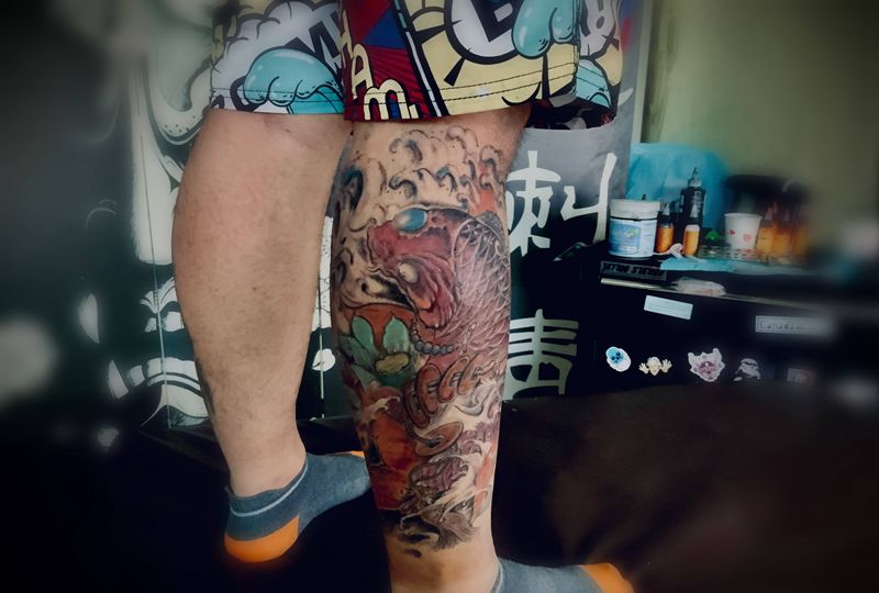 肥鲤鱼包小腿纹身图片_腿部新传统纹身图案