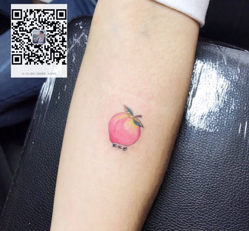 桃儿纹身图片_手臂水彩桃纹身图案