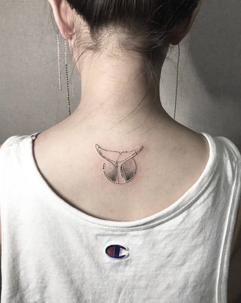 鲸尾纹身图片_背部点刺几何小清新纹身图案