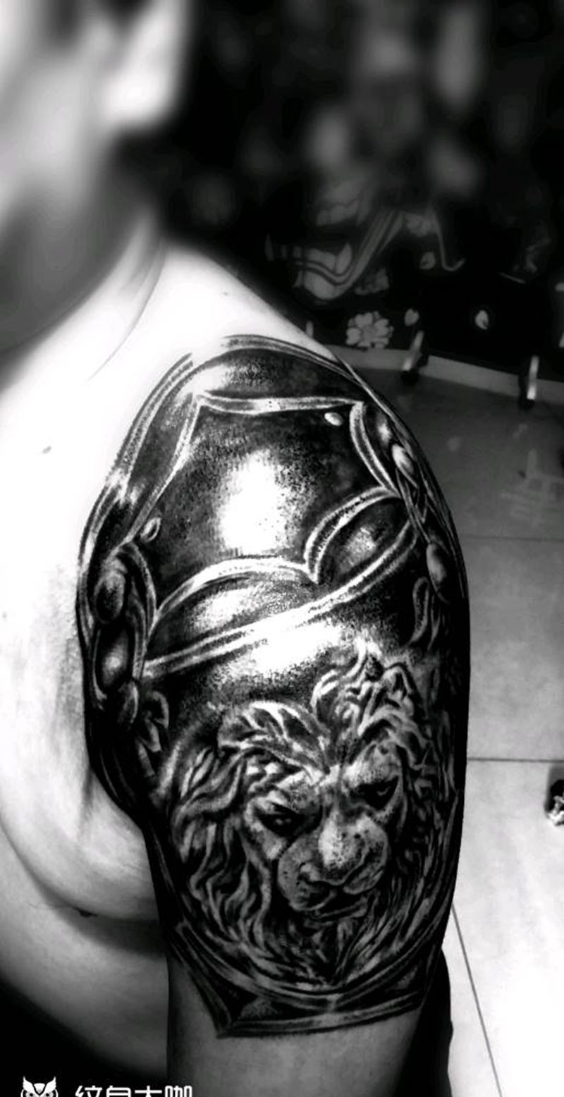 护肩纹身图片_欧美写实纹身图案