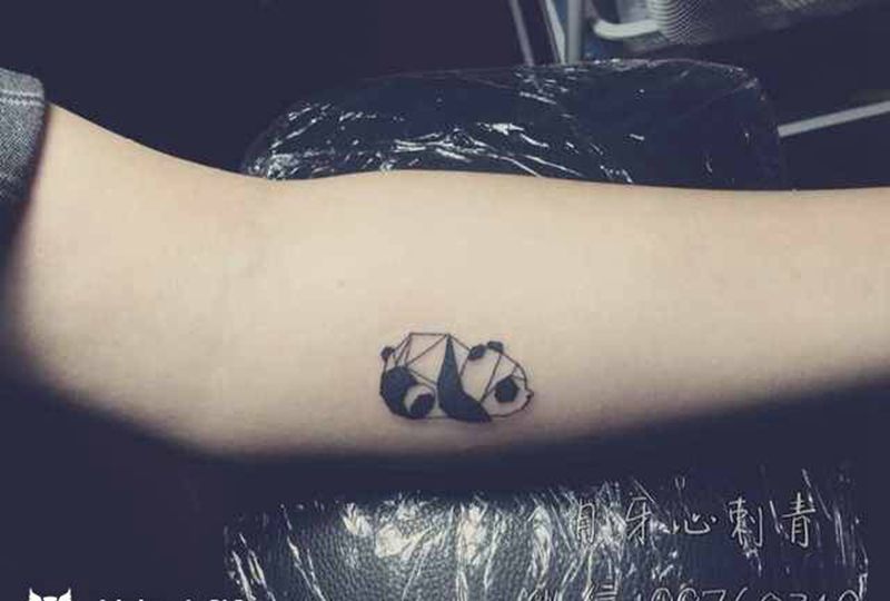 熊猫纹身图片_成品手臂清新动物国宝熊猫线条纹身图案