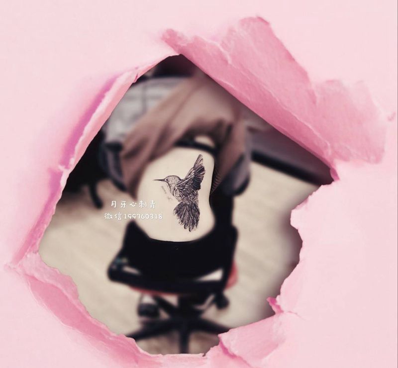 蜂鸟之旧纹身遮盖纹身图片_旧遮盖成品背部腰部清新静物动物鸟纹身图案