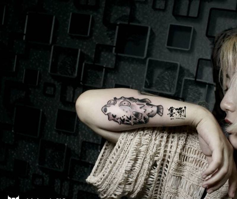 河豚纹身图片_手臂纹身图案