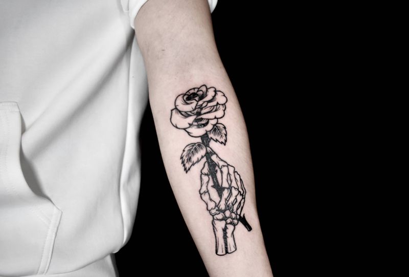 遮盖玫瑰与骷髅纹身图片_手臂Old School纹身图案