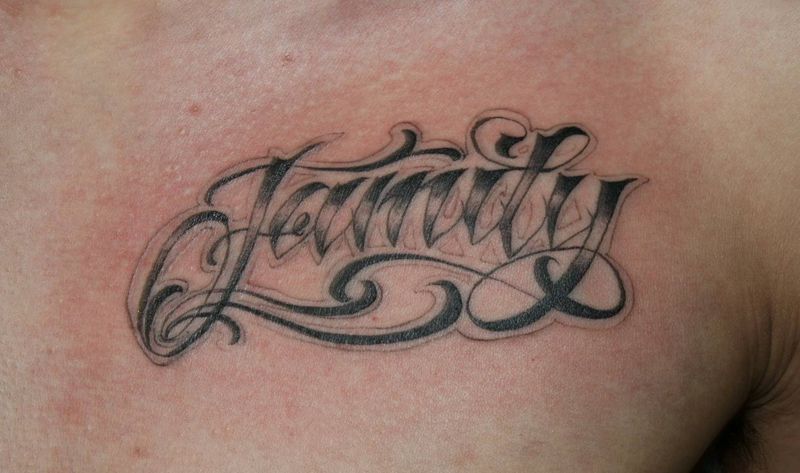 花体字奇卡诺纹身图片_胸部纹身图案