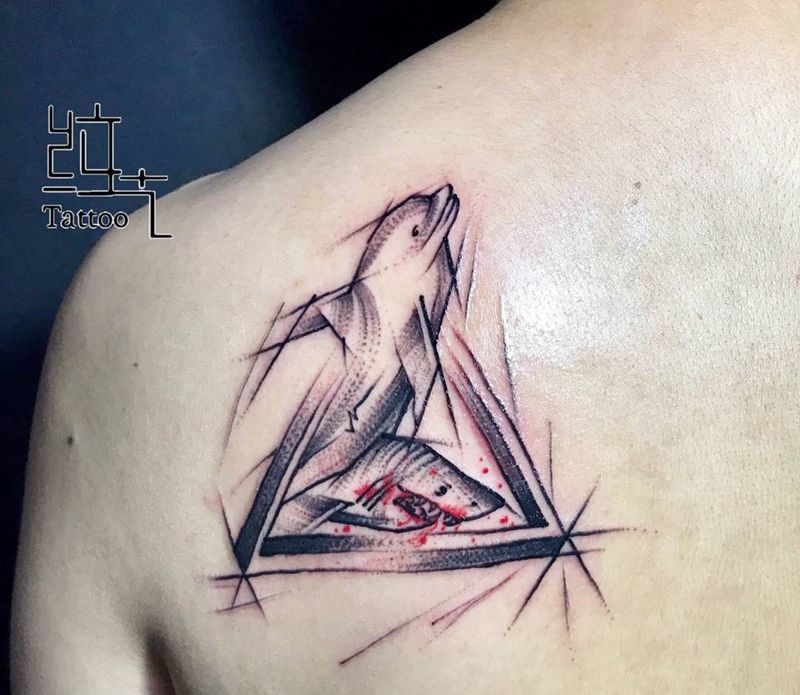 原创鲨鱼纹身图片_成品肩部清新动物原创纹身图案