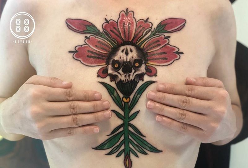 骷髅与花纹身图片_胸部New SchoolOld School骷髅纹身图案