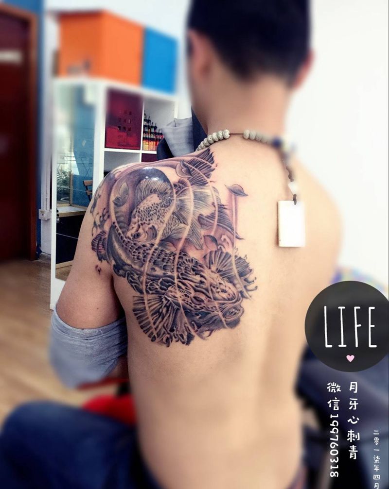 鱼纹身图片_成品背部传统写实动物静物传统鱼鱼纹身图案