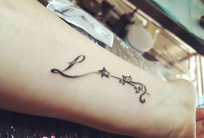 名字和猫纹身图片_手部纹身图案