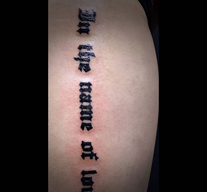 以爱的名义纹身图片_成品臀部腿部清新字符纹身图案