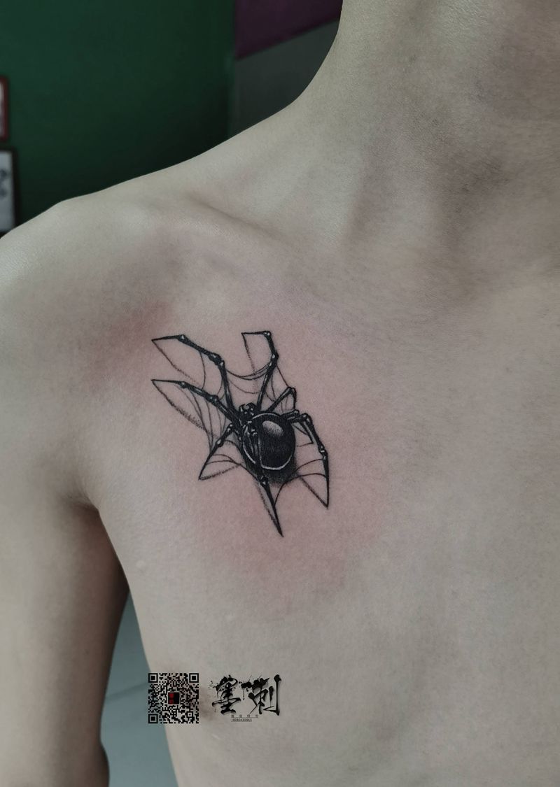 蜘蛛纹身图片_胸部纹身图案