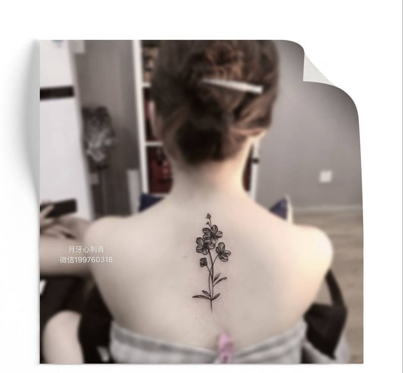 花纹身图片_成品背部清新植物花纹身图案