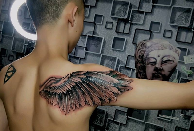 翅膀纹身图片_臀部纹身图案