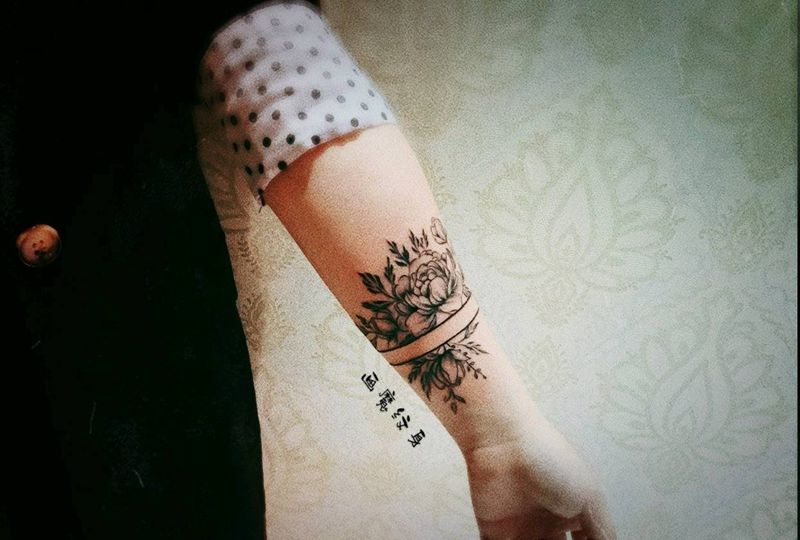 手环花纹身图片_手臂纹身图案