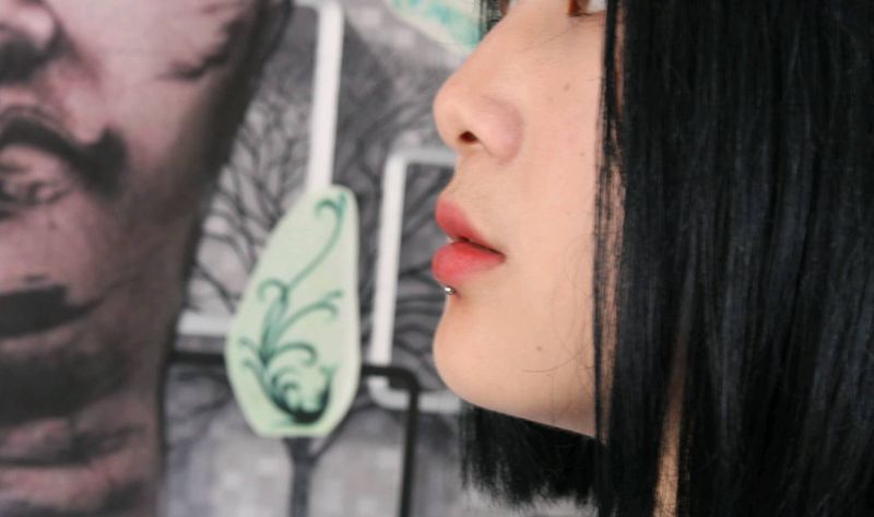 唇钉纹身图片_嘴唇纹身图案