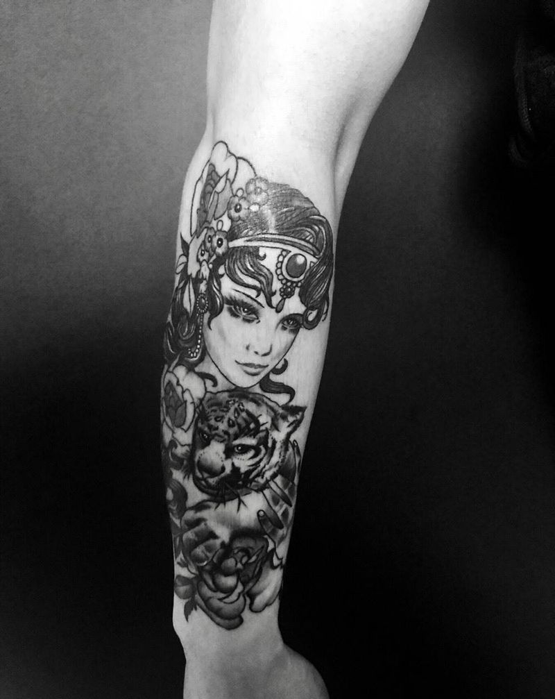 美女与虎纹身图片_成品手臂纹身图案