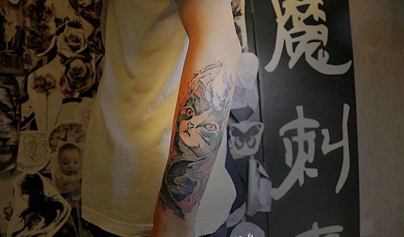 泼墨猫纹身图片_手臂水墨纹身图案