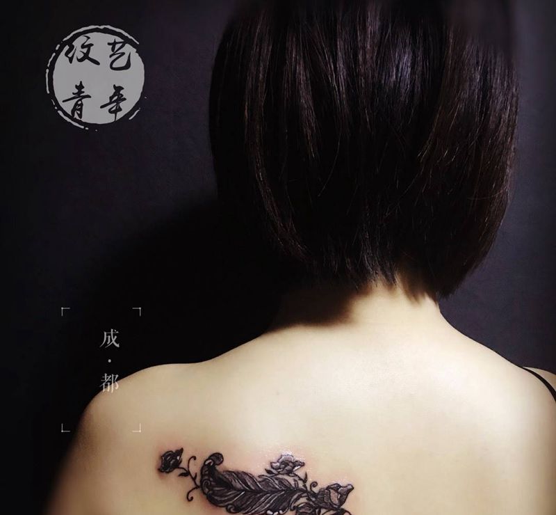 羽毛遮盖纹身图片_成品肩部清新遮盖纹身图案