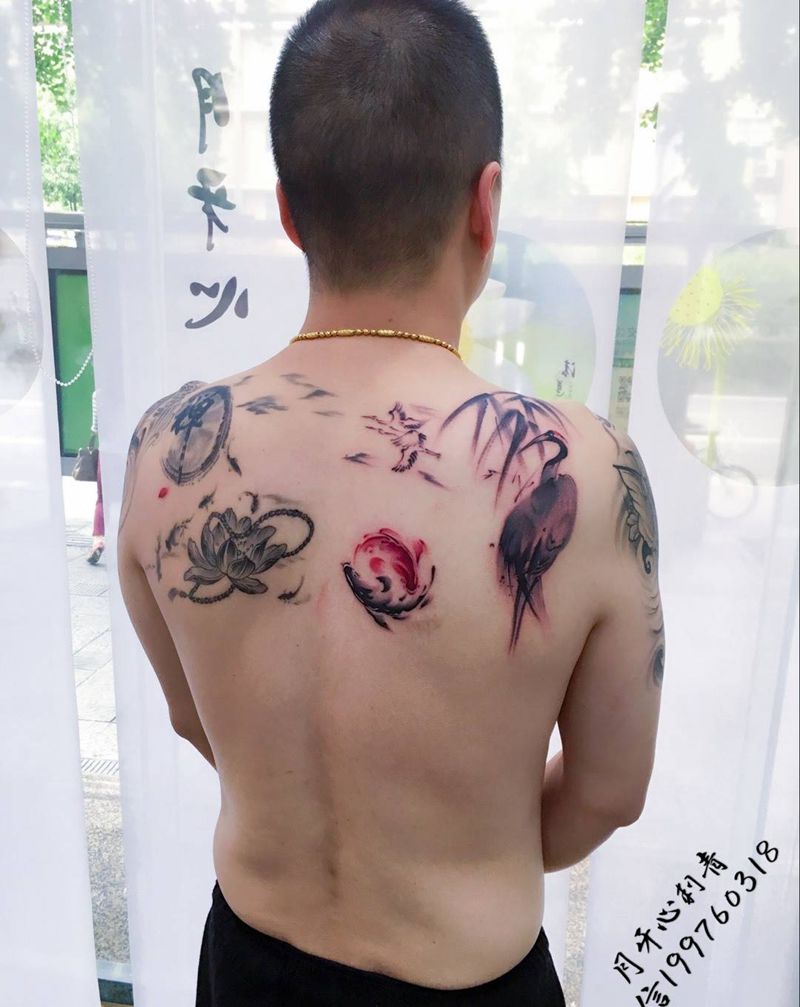 水墨纹身图片_成品背部传统国画鹤莲水墨鱼水墨莲花毛笔字太极纹身图案