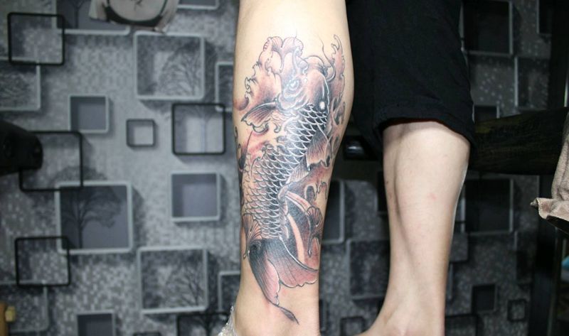 鲫鱼纹身图片_脚部纹身图案