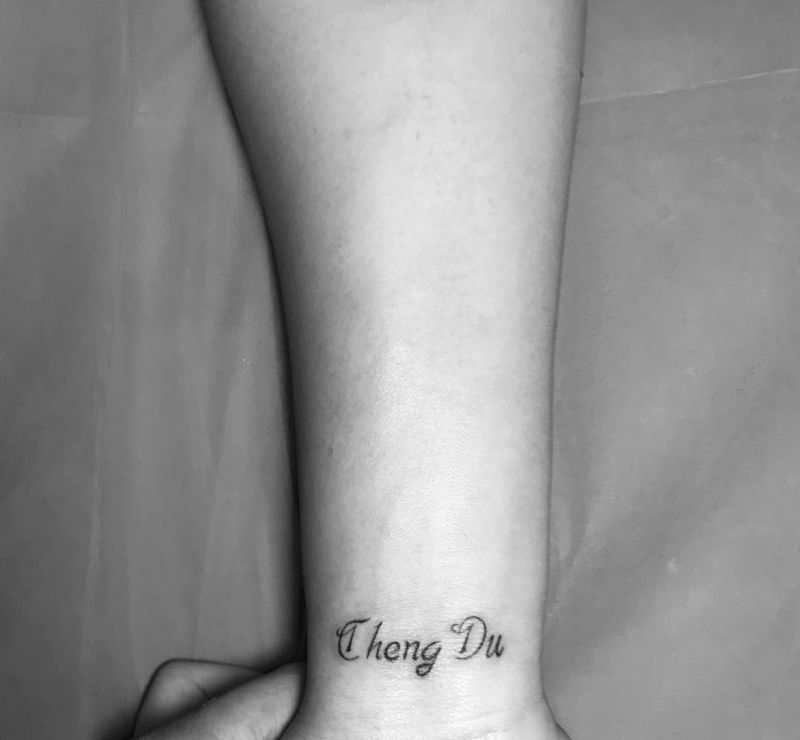 成都纹身图片_手臂花体字字体西大門纹身图案