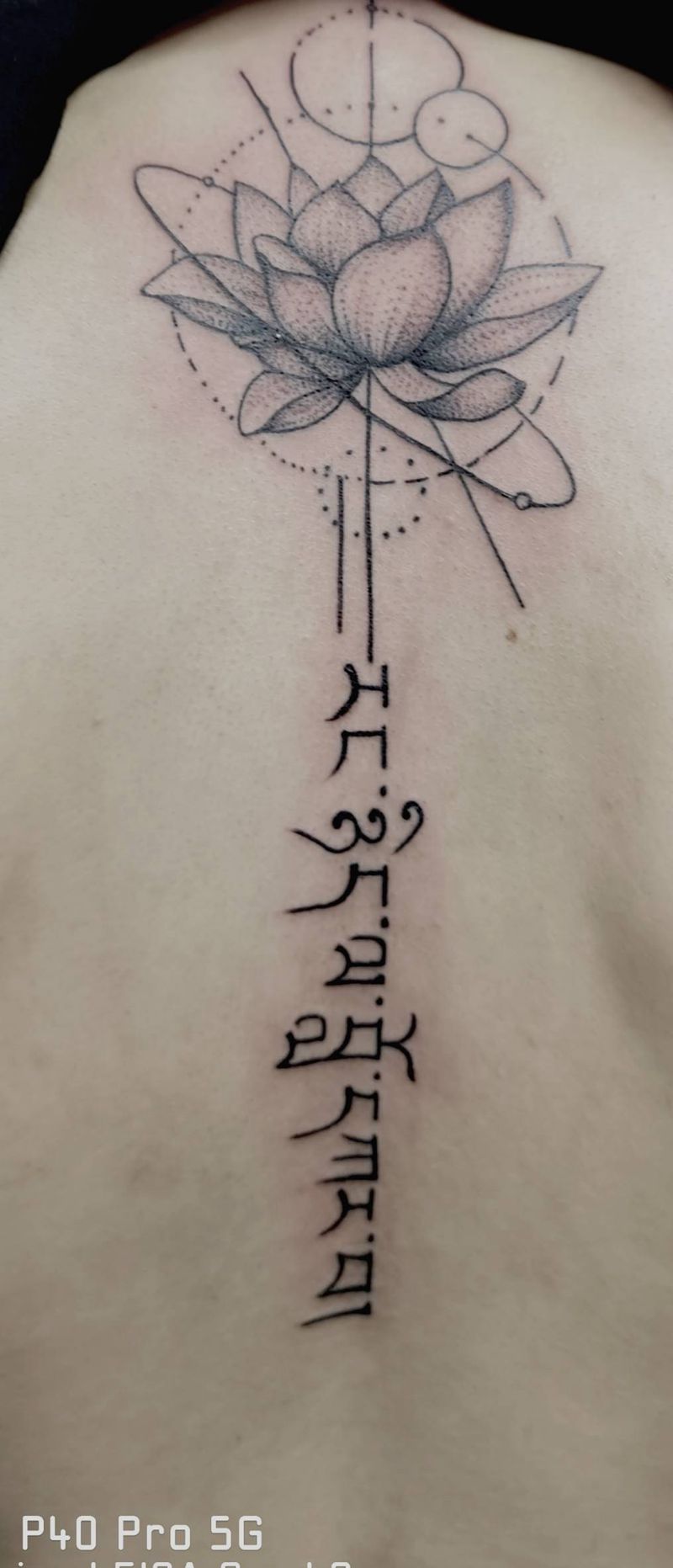 荷花纹身图片_背部纹身图案