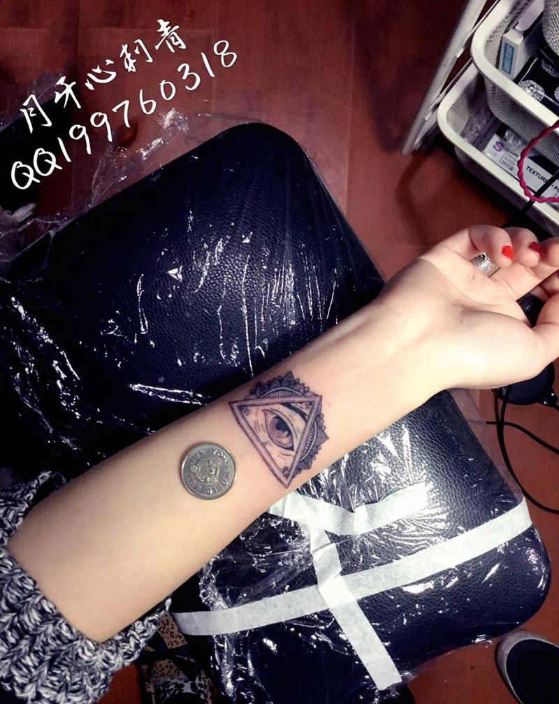 上帝之眼纹身图片_成品手部欧美清新几何上帝之眼精致小图mini纹身图案
