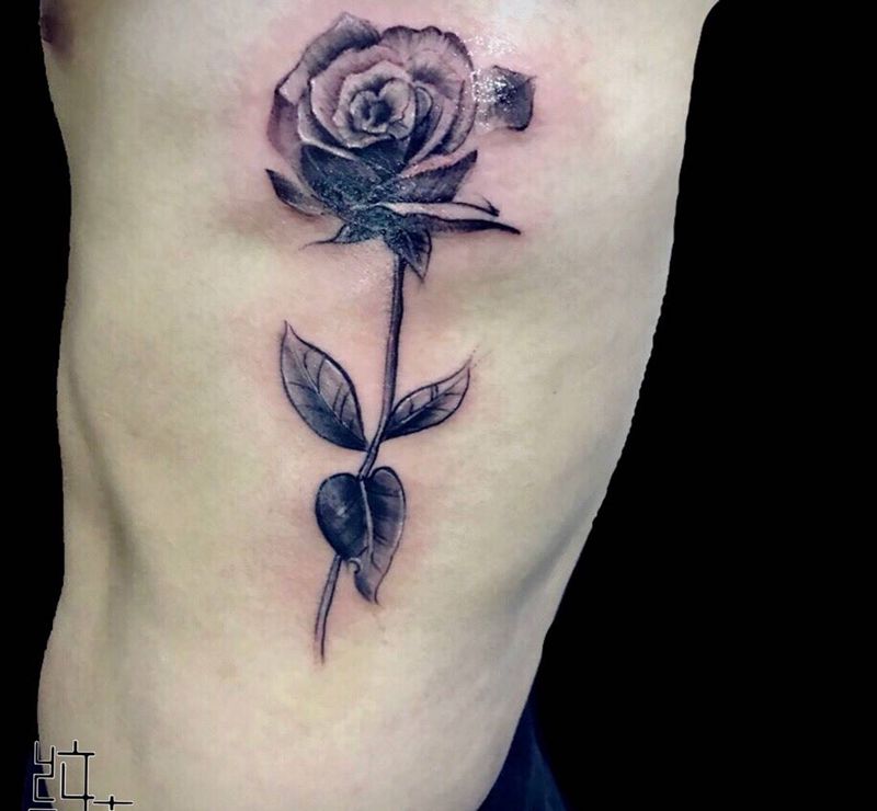 一枝独秀、纹身图片_成品腰部写实植物纹身图案