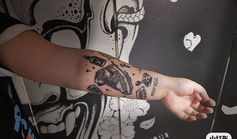 街头元素拼小臂纹身图片_手臂Old School纹身图案