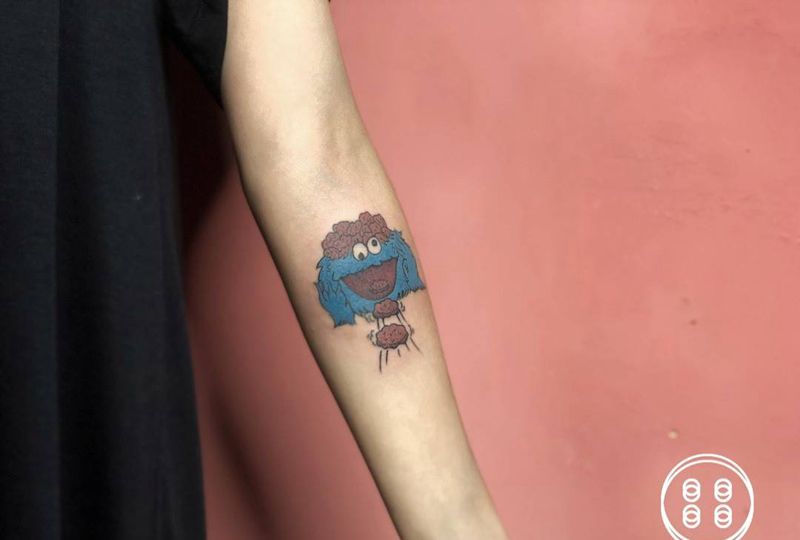 甜饼怪纹身图片_手部New School芝麻街纹身图案