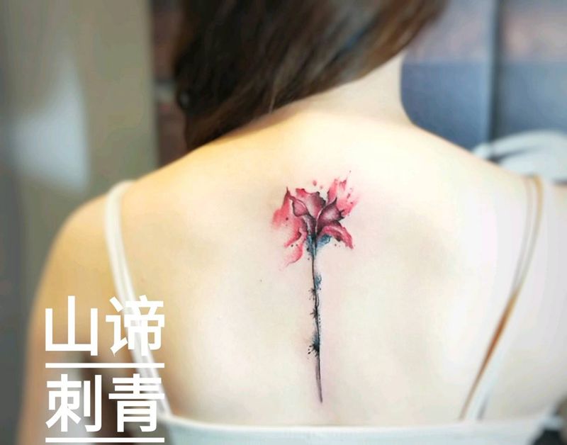 背部小花纹身图片