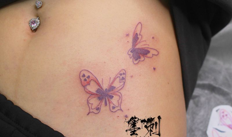 蝴蝶纹身图片_腹部纹身图案