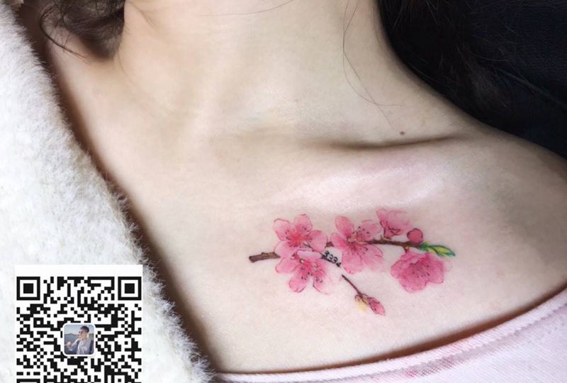 桃fa纹身图片_胸部水彩桃花纹身图案