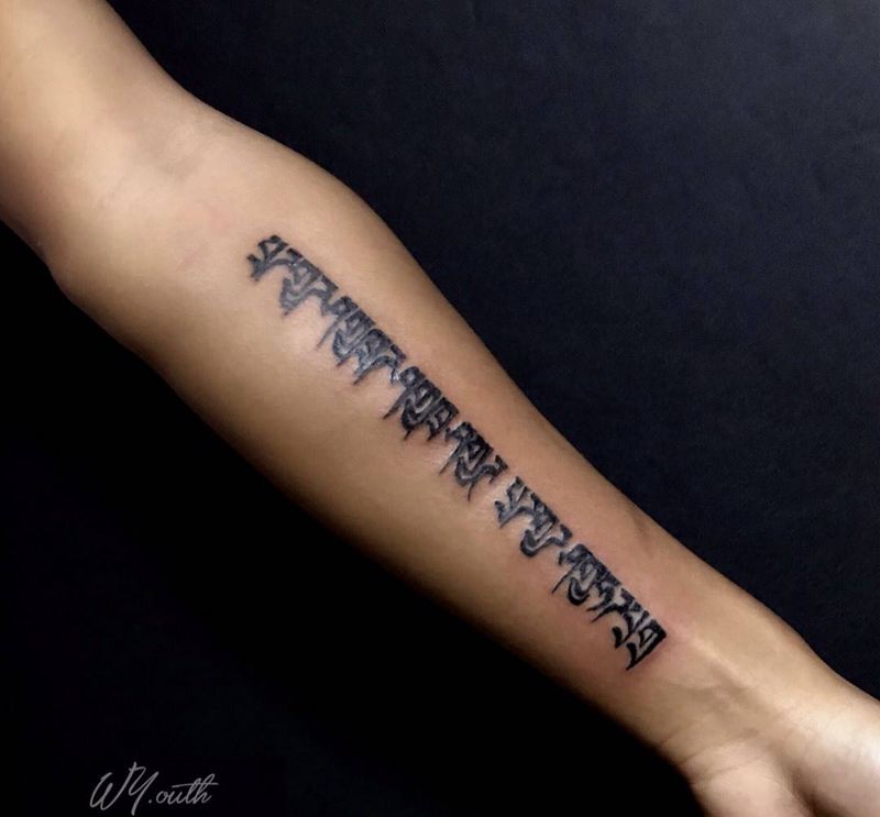 藏文小臂纹身图片_手臂花体字文字藏文纹身图案