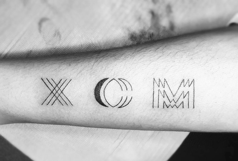 名字纹身图片_手臂几何字母纹身图案