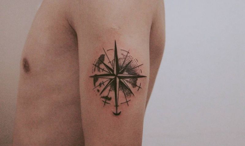 指南针纹身图片_臀部背部点刺图腾纹身图案