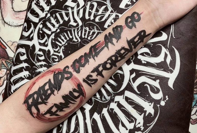 花体字纹身图片_手部欧美写实Old School花体字纹身图案