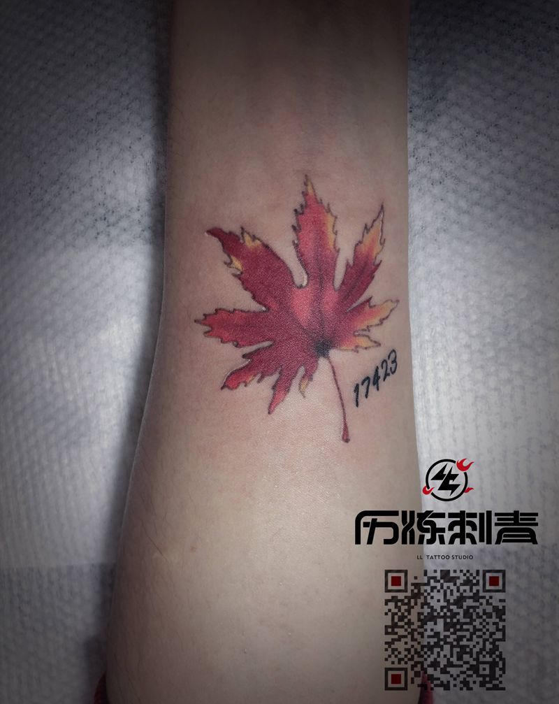 枫叶纹身图片_手臂水彩纹身图案