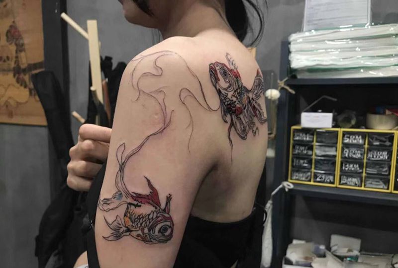 鱼纹身图片_肩部水墨纹身图案