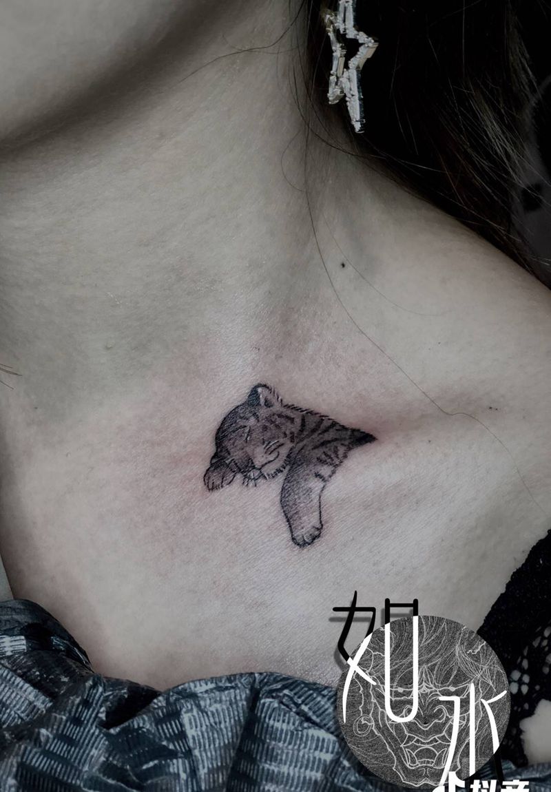 大猫纹身图片_肩部胸部水墨纹身图案
