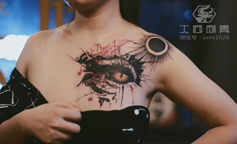 眼纹身图片_肩部胸部欧美写实水彩纹身图案