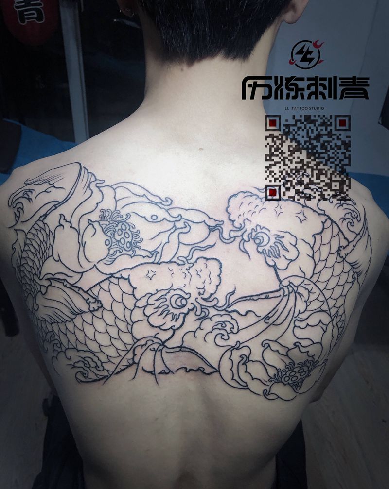 后背双鱼纹身图片_背部新传统纹身图案