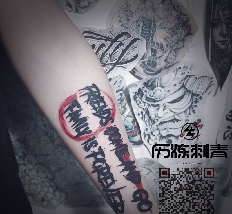 字体纹身图片_手部花体字纹身图案