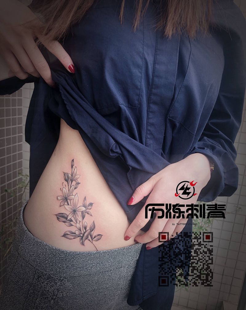 花纹身图片_腰部素花纹身图案