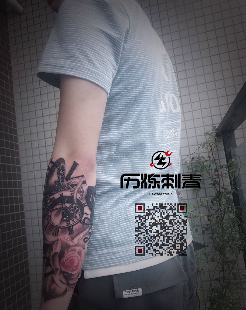 时钟纹身图片_手臂欧美写实纹身图案