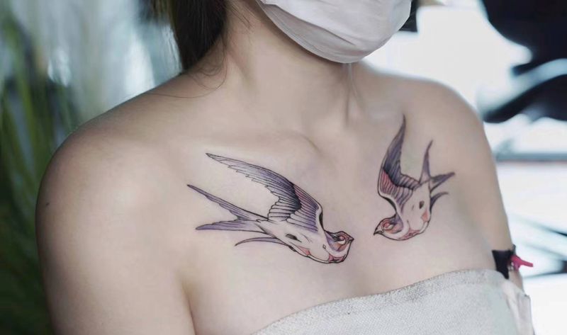 燕子。纹身图片_胸部水彩纹身图案