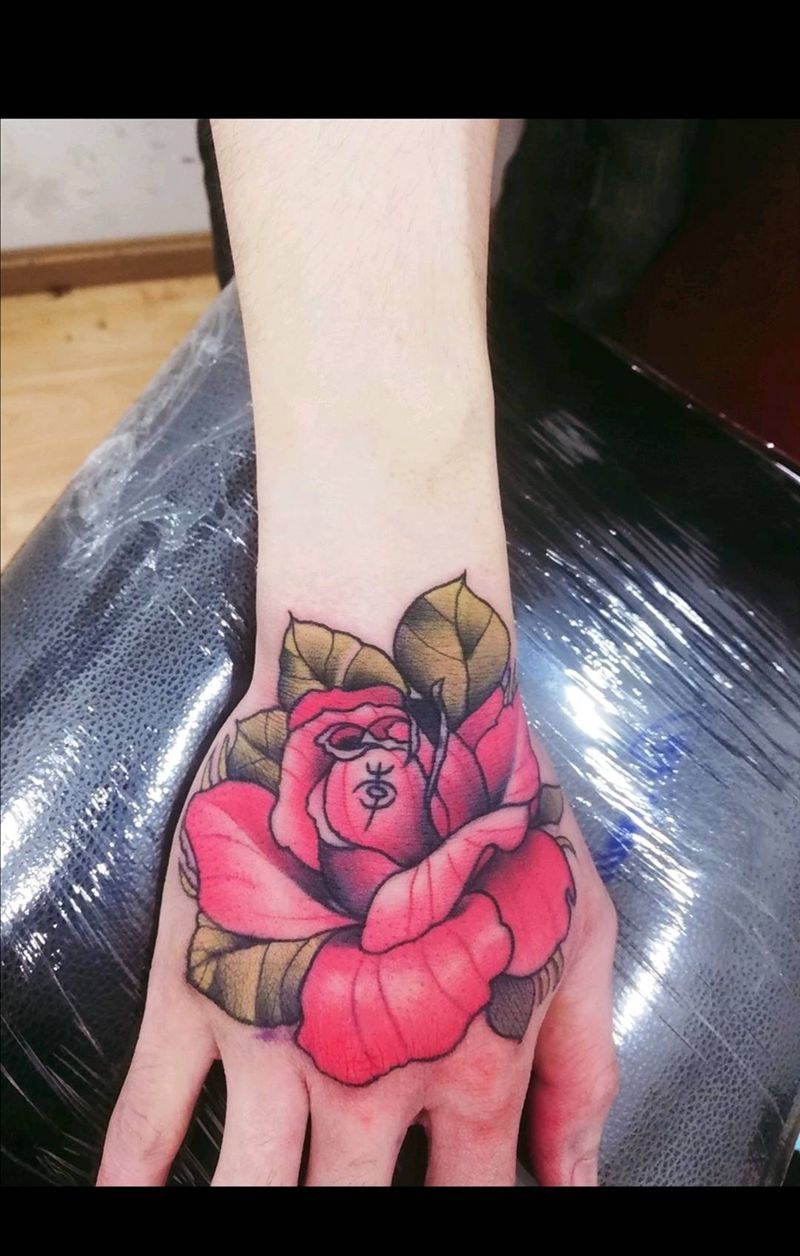 花纹身图片_手部纹身图案